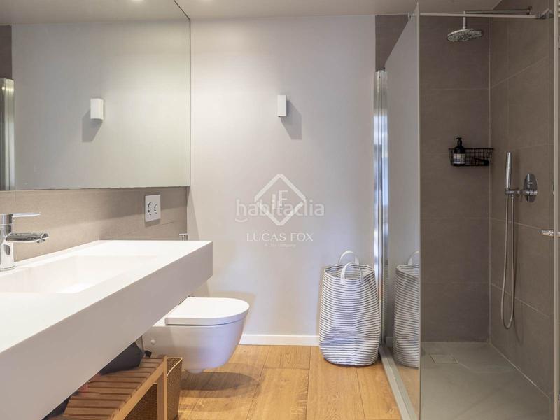 Foto 6ba9f60a-45e7-4d23-9b52-f2e782acb3d2. Chalet exclusiva casa adosada, totalmente renovada, en venta en una urbanización privada con piscina y seguridad 24h en Rocafort