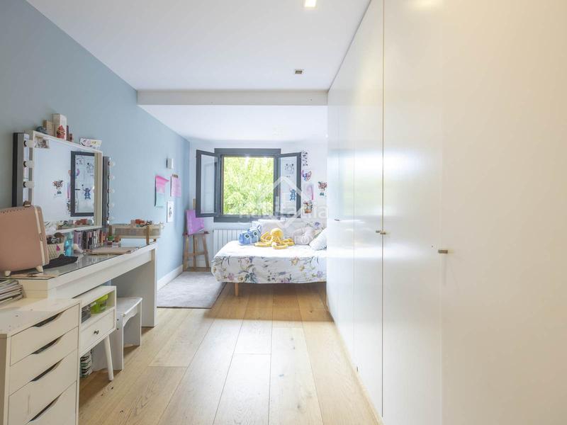 Foto 70a407ff-ee67-4a97-87f8-7a3d4a2abb4e. Chalet exclusiva casa adosada, totalmente renovada, en venta en una urbanización privada con piscina y seguridad 24h en Rocafort