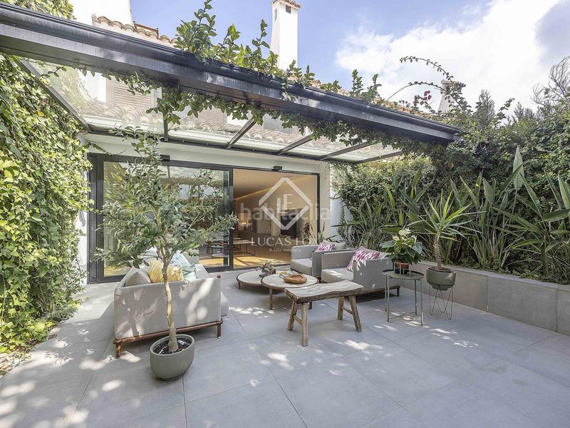 Foto 75af6efd-3989-4ac3-99c9-d100bf2a070c. Chalet exclusiva casa adosada, totalmente renovada, en venta en una urbanización privada con piscina y seguridad 24h en Rocafort