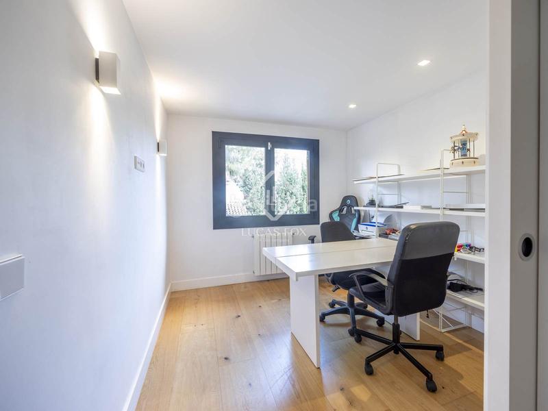 Foto 8821efdd-9467-4547-bd7e-b605310f8789. Chalet exclusiva casa adosada, totalmente renovada, en venta en una urbanización privada con piscina y seguridad 24h en Rocafort