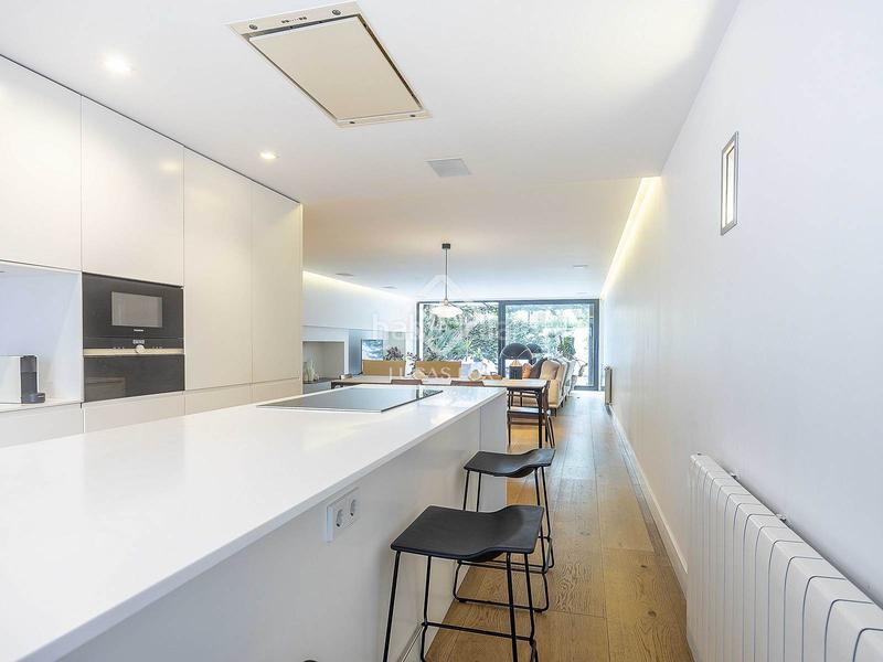 Foto 9e4e10a3-3cca-4909-88b9-535fc8022468. Chalet exclusiva casa adosada, totalmente renovada, en venta en una urbanización privada con piscina y seguridad 24h en Rocafort