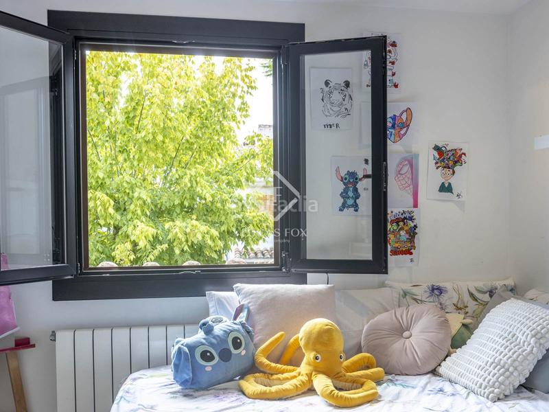 Foto a78f8133-603e-4292-8cb7-f0110d97ba91. Chalet exclusiva casa adosada, totalmente renovada, en venta en una urbanización privada con piscina y seguridad 24h en Rocafort