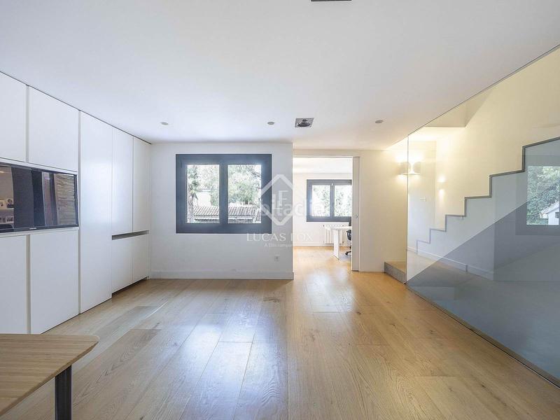 Foto ae815c19-f016-47a1-9a44-0402c109c495. Chalet exclusiva casa adosada, totalmente renovada, en venta en una urbanización privada con piscina y seguridad 24h en Rocafort