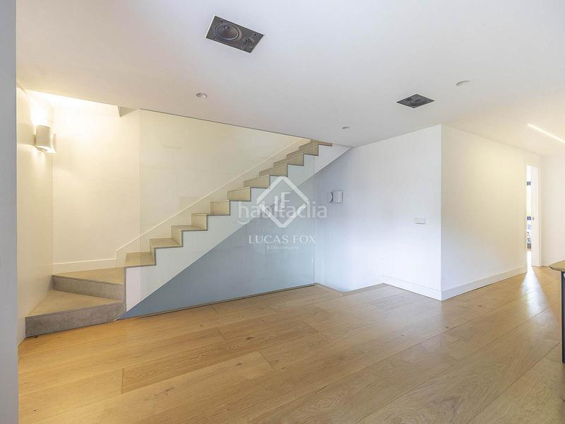 Foto b7f21c3b-5d7d-494d-bc21-2e28ca4facbf. Chalet exclusiva casa adosada, totalmente renovada, en venta en una urbanización privada con piscina y seguridad 24h en Rocafort