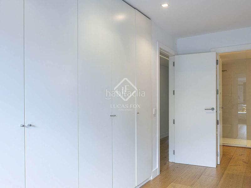 Foto b905b6cf-8ae6-4698-89dc-fac3bf09e994. Chalet exclusiva casa adosada, totalmente renovada, en venta en una urbanización privada con piscina y seguridad 24h en Rocafort