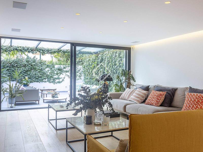 Foto ba33b7ca-bb92-4a5e-a987-3f5609c86d16. Chalet exclusiva casa adosada, totalmente renovada, en venta en una urbanización privada con piscina y seguridad 24h en Rocafort