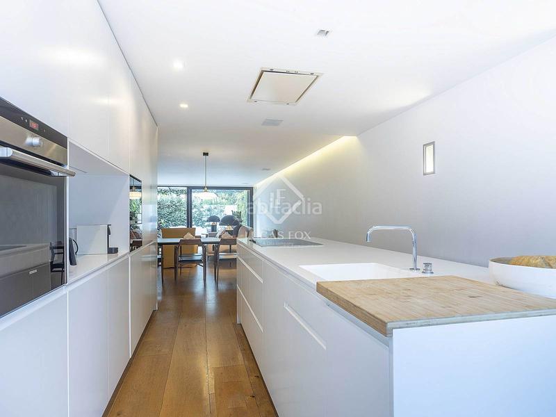 Foto c22007fa-b91a-4f69-9bd8-ce4709469d86. Chalet exclusiva casa adosada, totalmente renovada, en venta en una urbanización privada con piscina y seguridad 24h en Rocafort