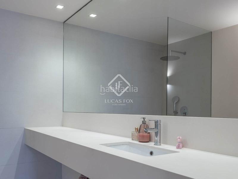 Foto d691dfac-9713-4f18-beea-c6b35d49ec02. Chalet exclusiva casa adosada, totalmente renovada, en venta en una urbanización privada con piscina y seguridad 24h en Rocafort