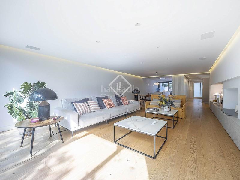 Foto d9d97795-9982-414f-b372-016fe3c65f46. Chalet exclusiva casa adosada, totalmente renovada, en venta en una urbanización privada con piscina y seguridad 24h en Rocafort