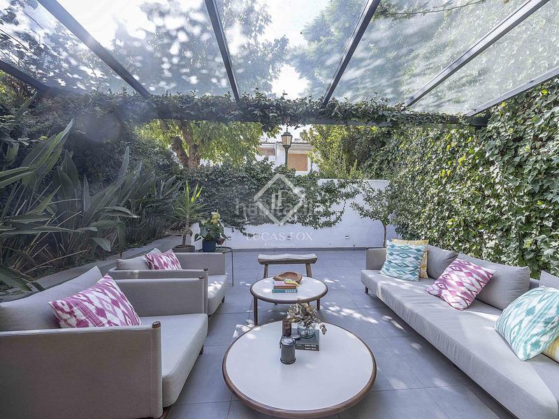 Foto eea9d354-8c39-4d8f-9be4-1289507b4450. Chalet exclusiva casa adosada, totalmente renovada, en venta en una urbanización privada con piscina y seguridad 24h en Rocafort