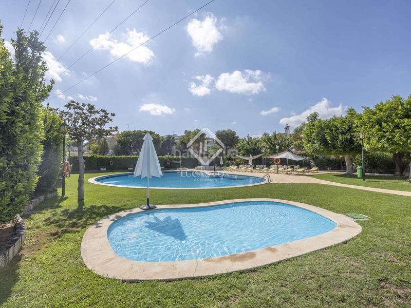 Foto f4d9612d-8cc6-4f42-b903-ee9efd5bc956. Chalet exclusiva casa adosada, totalmente renovada, en venta en una urbanización privada con piscina y seguridad 24h en Rocafort