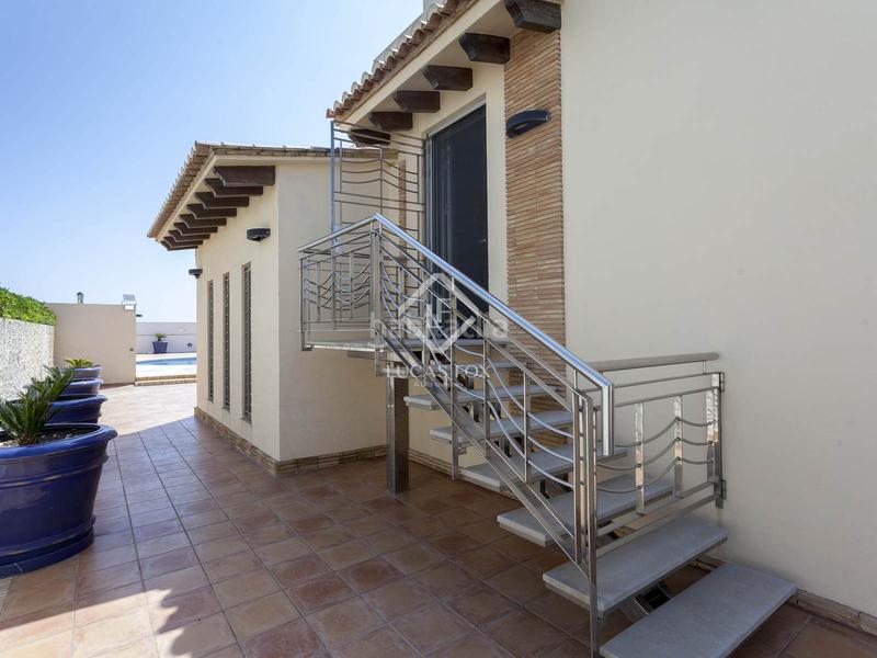 Foto 374e1e11-09d0-4099-afed-80188624e4f3. Xalet amb calefacció aparcament piscina a El Perellonet Valencia