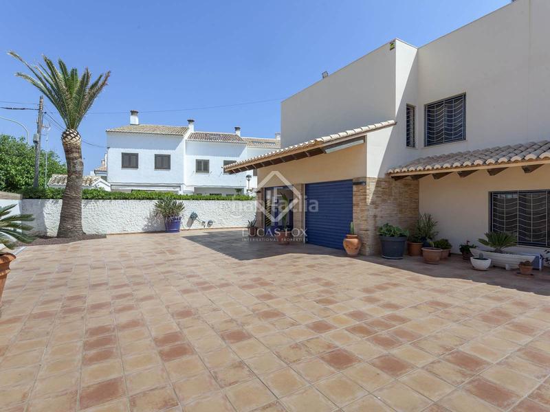 Foto 38018f78-d39e-4ac9-9363-5889cd65bd1e. Xalet amb calefacció aparcament piscina a El Perellonet Valencia