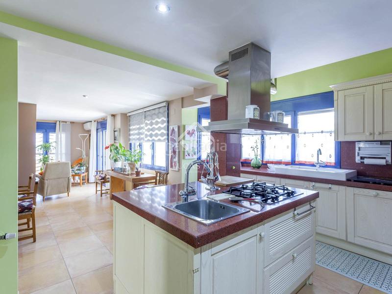 Foto 6ab41e8a-03c4-41a3-9aa2-ade5f21343e9. Xalet amb calefacció aparcament piscina a El Perellonet Valencia