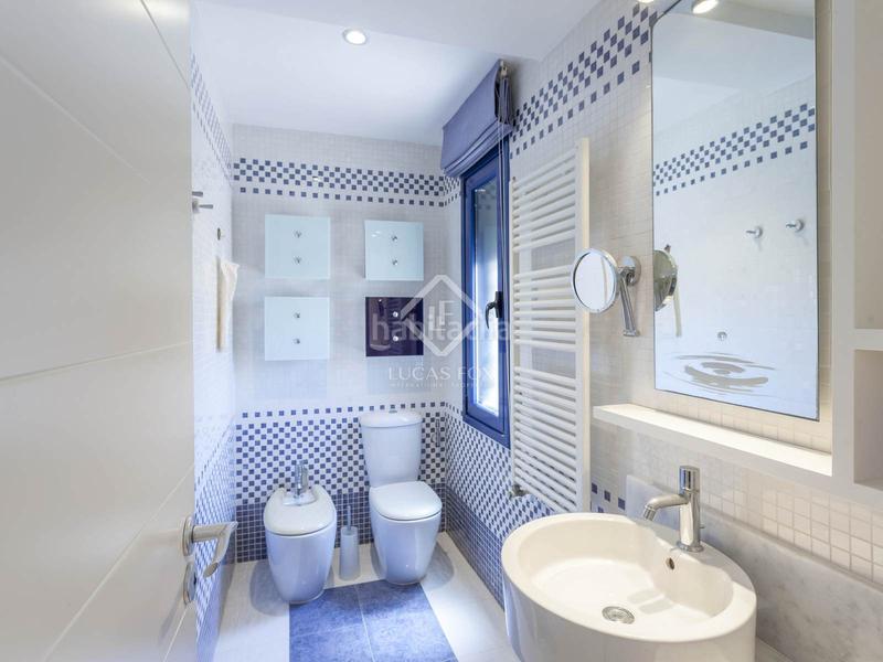 Foto 77147ea6-b08c-4195-a98b-16dbc024c984. Xalet amb calefacció aparcament piscina a El Perellonet Valencia