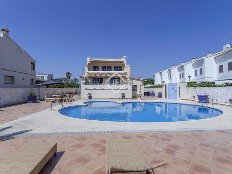 Foto a06a186b-1160-4097-b8ee-e36217810552. Xalet amb calefacció aparcament piscina a El Perellonet Valencia