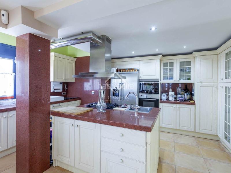 Foto a315da76-88a7-4a10-aaaa-f875c417bae7. Xalet amb calefacció aparcament piscina a El Perellonet Valencia