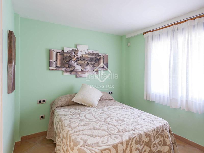 Foto aa39f5db-6c24-488c-93d7-5d8d78f13a48. Xalet amb calefacció aparcament piscina a El Perellonet Valencia