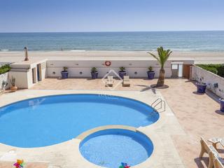 Chalet in El Perellonet. Casa  villa en excelentes condiciones de 4 dormitorios en venta