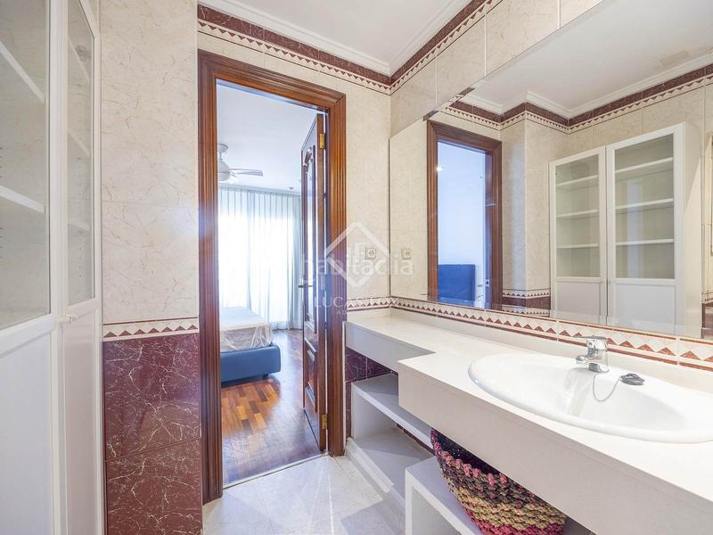 Foto e344de3d-faaf-4ed2-88fa-ba390b7a706a. Piso espaciosa vivienda en ubicación inmejorable 226 m en el corazón de la ciudad! en Valencia