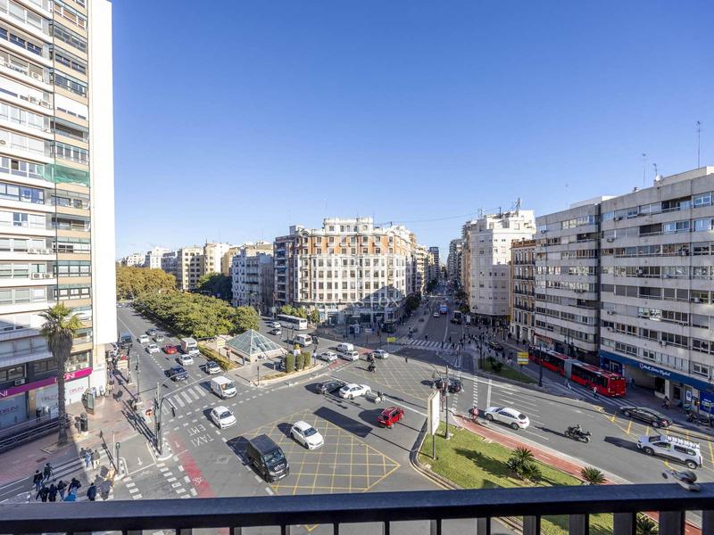 Foto f6a947b6-5613-4e14-913c-a68019d0d8a8. Piso espaciosa vivienda en ubicación inmejorable 226 m en el corazón de la ciudad! en Valencia