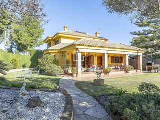 Chalet en La Cañada. Casa en excelentes condiciones de 4 dormitorios en venta en la c