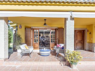 Xalet a La Cañada. Casa en excelentes condiciones de 4 dormitorios en venta en la c