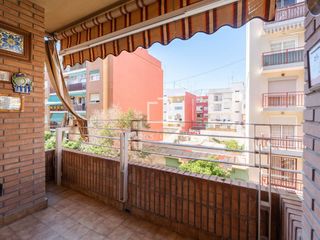 Flat in Aiora. Exclusivo y amplio piso con balcones en venta en calle tranquila