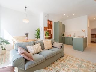 Location Appartement à Russafa. Piso reformado y amueblado con techos altos y mosaico original e