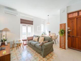 Rent Flat in Russafa. Piso reformado y amueblado con techos altos y mosaico original e
