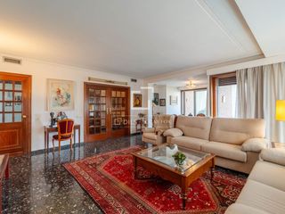 Pis a Gran Via. Magnífica vivienda exterior situada en una planta alta, con extr