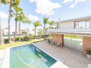 Chalet in Torre en Conill-Cumbres de San Antonio. Casa villa en excelentes condiciones con seis dormitorios en ven