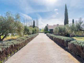 Chalet en Requena. Casa de lujo  con instalaciones equinas y suelo agrario con oliv