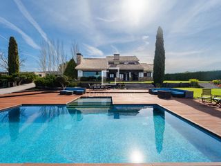 Xalet a Requena. Casa de lujo  con instalaciones equinas y suelo agrario con oliv