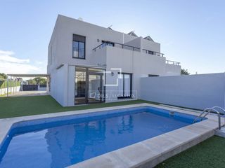Miete Chalet in Nueva Santa Barbara - Cruz de Gracia. Casa en excelentes condiciones de 3 dormitorios en alquiler en g