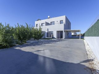 Miete Chalet in Nueva Santa Barbara - Cruz de Gracia. Casa en excelentes condiciones de 3 dormitorios en alquiler en g