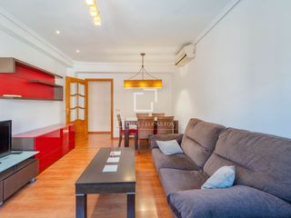 Flat in Malilla. Luminoso piso en sexta planta con garaje y balcón a un paso de r