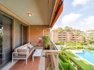 Alquiler Piso en Sant Pau. Apartamento luminoso en alquiler con terraza, garaje amplio y co