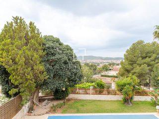Affitto Chalet in Pueblo. Casa  villa en excelentes condiciones de 4 dormitorios en alquil