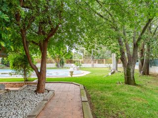 Rent Chalet in Pueblo. Casa  villa en excelentes condiciones de 4 dormitorios en alquil
