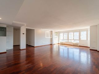 Lloguer Pis a Jaume Roig. Espectacular vivienda en planta alta, totalmente exterior y muy