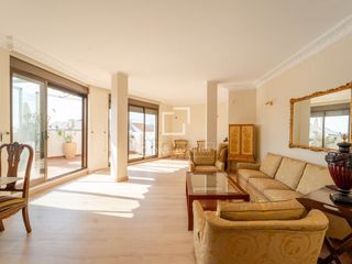 Miete Dachwohnung in Arrancapins. Elegante vivienda modernista con terraza y vistas en valencia.