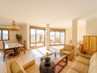Lloguer Àtic a Arrancapins. Elegante vivienda modernista con terraza y vistas en valencia.
