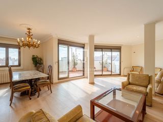 Lloguer Àtic a Arrancapins. Elegante vivienda modernista con terraza y vistas en valencia.