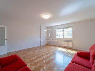 Rent Flat in La Petxina. Apartamento con reforma a estrenar de 179m de 6 dormitorios  cua