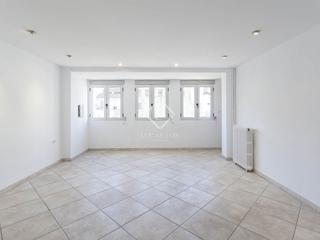 Rent Flat in Valencia de Alcántara. Piso de 4 dormitorios con terraza de 6 m en alquiler en el pla d