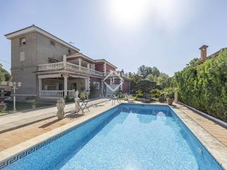 Chalet in Núcleo Urbano. Casa de 7 dormitorios en venta en la eliana, valencia