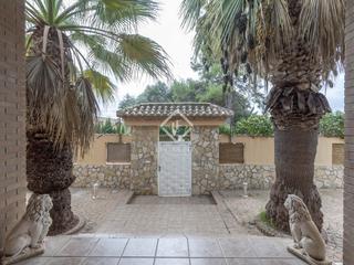 Chalet in La Cañada. Casa en excelentes condiciones de 5 dormitorios en venta en la c