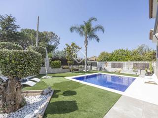Chalet à Parc Tecnològic. Casa en excelentes condiciones de 5 dormitorios en venta en la c