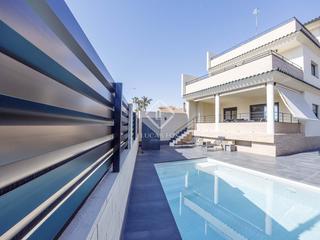 Chalet en Canet den Berenguer. Casa en excelentes condiciones de 4 dormitorios en venta en cane